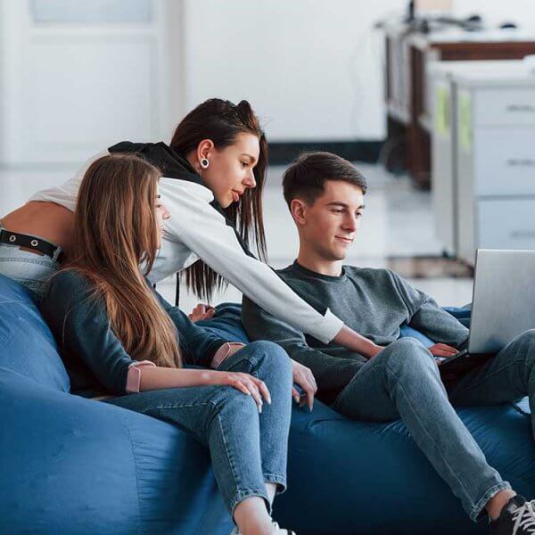 pessoas estudando sobre RD Station e estratégias que foram repassadas em uma mentoria em grupo