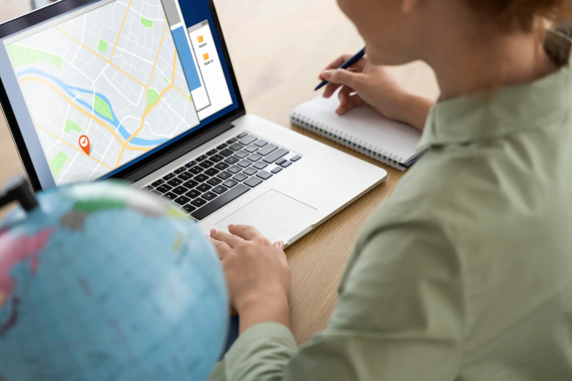 mulher olhando o Google Maps e perfils no Google meu negócio em busca de uma empresa para fazer compras ou contratar um serviço