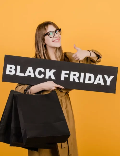 consumidora sorrindo e aproveitando os preços da Black Friday 2024