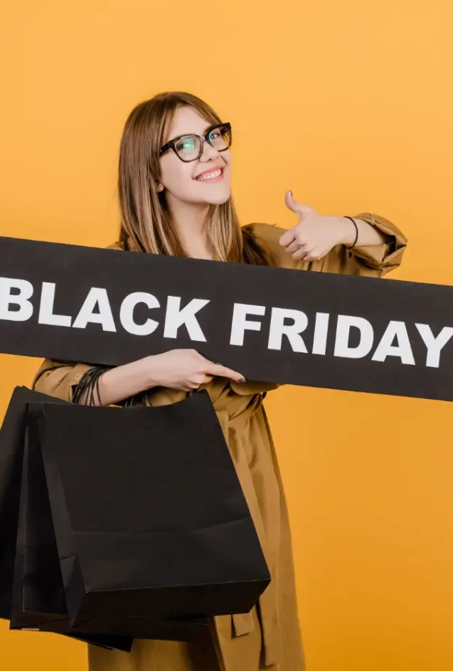 consumidora sorrindo e aproveitando os preços da Black Friday 2024