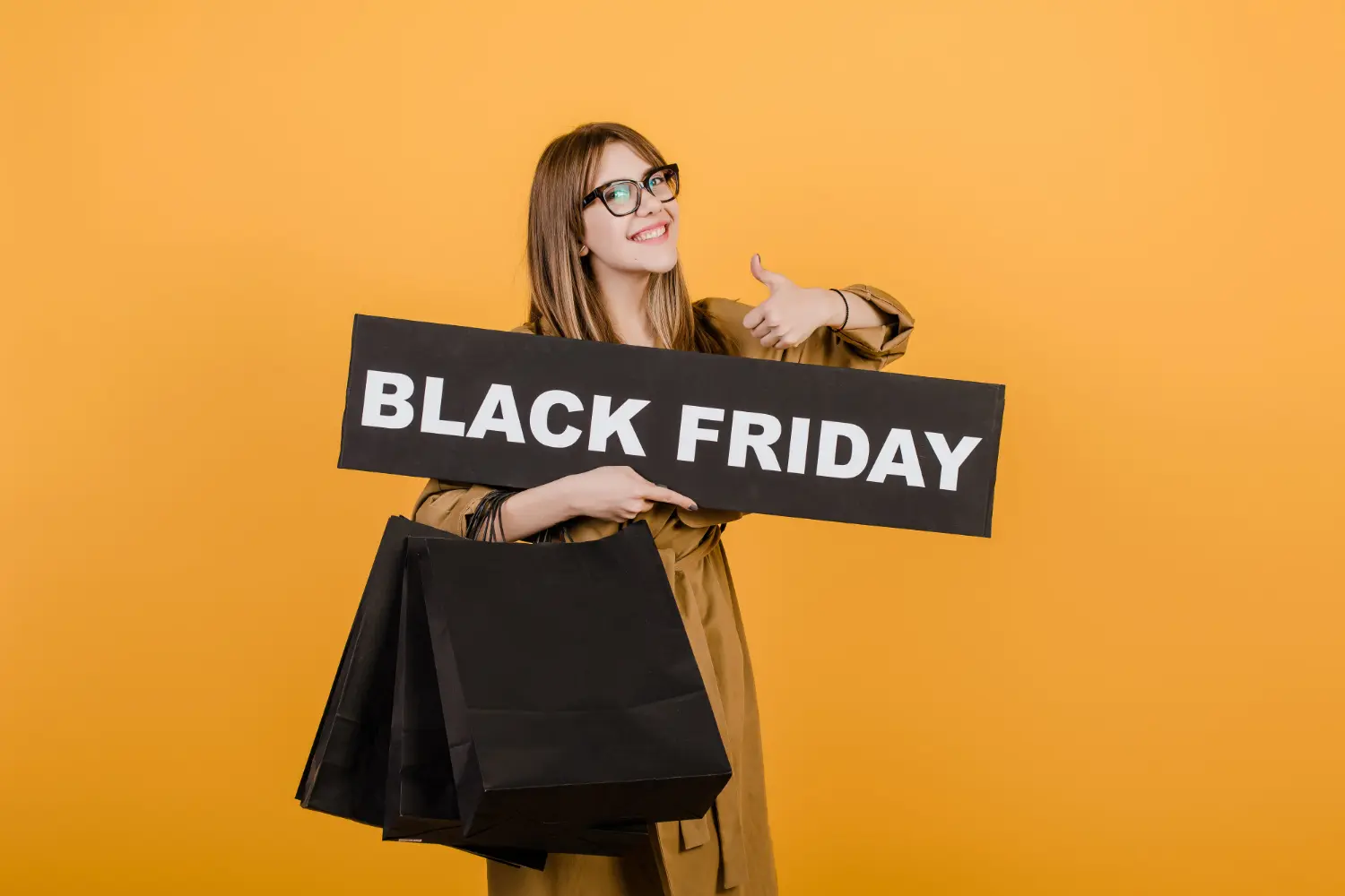 consumidora sorrindo e aproveitando os preços da Black Friday 2024